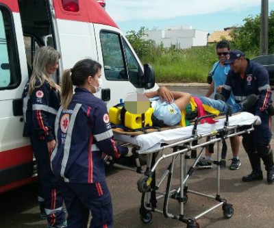 Acidente entre moto e carro deixa uma pessoa ferida no bairro Colinos