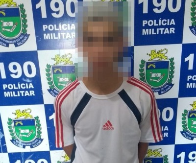Polícia Militar prende jovem enquanto ele preparava porções de maconha para venda