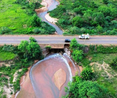 Foto aérea registra cratera na BR-262 em Três Lagoas 