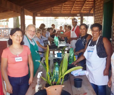 Dicas de cultivo de orquídeas são passadas durante curso no Sindicato Rural