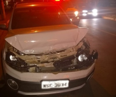 Condutor embriagado colide na traseira de caminhão do Corpo de Bombeiros