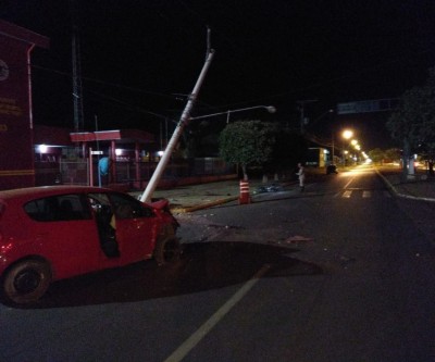 Carro fica parcialmente destruído após colidir em motos e quase derrubar poste