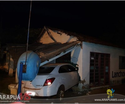 Em Arapuá, condutor perde controle e carro atinge prédio de associação