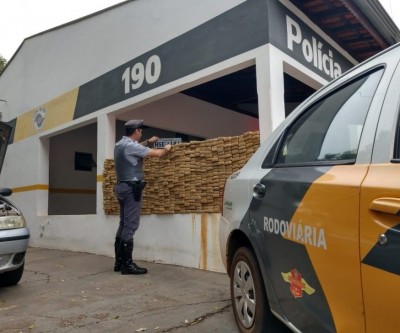 Dupla sai de Três Lagoas com 693 tabletes de maconha e é presa em Andradina