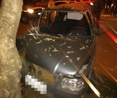 Sem CNH e com sinais de embriaguez, jovem de 18 anos colide contra árvore
