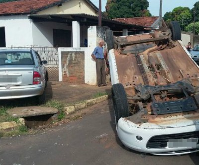 Carro capota na esplanada NOB e mobiliza equipes do SAMU e Bombeiros