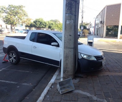 Veículo perde controle e carro fica preso entre postes