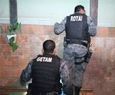 Durante ação policial para combater o tráfico de drogas, filho foge e deixa a mãe para trás