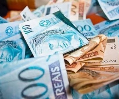 Carro fica aberto e R$ 1.600,00 que estavam no veículo são furtados