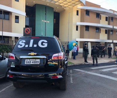 Casal causa confusão na porta do Fórum após audiência