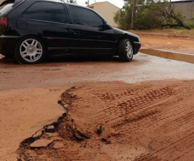 Cratera no bairro Vila Nova deixa frente de carro destruída