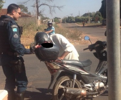 Idoso embriagado em Shineray atravessa avenida e provoca acidente