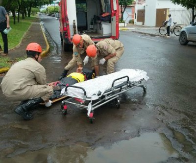 Em deslocamento, Bombeiros flagram acidente de trânsito no bairro Vila Nova 