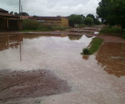24 horas depois de Chuva, moradores do bairro Jardim Oiti permanecem ilhados 