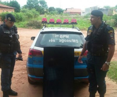 Polícia Militar apreende televisão abandonada no bairro Jardim Flamboyant
