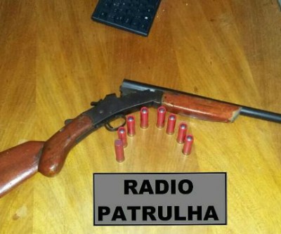 Empresário é flagrado saindo de seu estabelecimento com arma de fogo