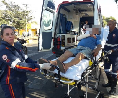Homem cai de bicicleta e tem braço perfurado pelo guidão