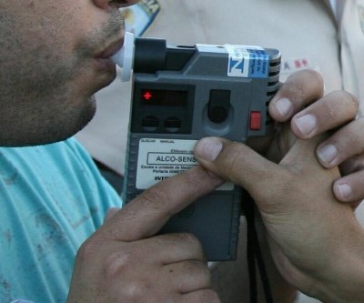 Polícia prende homem dirigindo bêbado e sem CNH