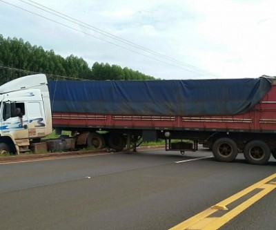 Motorista atola ao tentar fugir com carreta de cigarros contrabandeados 
