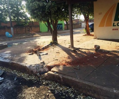 Carro desgovernado arranca “orelhão”, placa de sinalização e quase invade locadora 