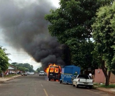 Van fica completamente destruída após incêndio no bairro Colinos