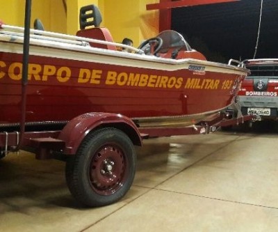 Embarcação vira no rio Sucuriu e três pessoas são resgatadas pelos bombeiros