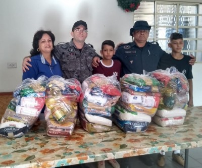 Polícia Militar doa cestas básicas para famílias da Vila Vicentina