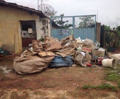 Moradores do bairro Jardim dos Ipês denunciam depósito de entulho em frente à residência