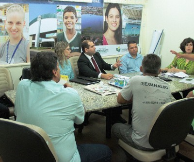 Vereador volta a discutir produção de peixe com representantes de Cooperativa e prefeita
