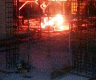 Bombeiros controlam incêndio em depósito de construção