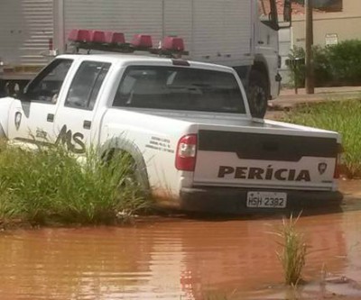 Viatura policial fica atolada em buraco no bairro Vila Alegre