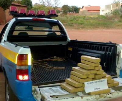 Polícia Militar apreende 26 kg de maconha em fundo falso