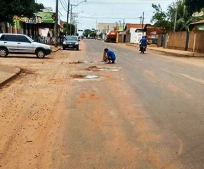 Morador realiza “tapa buraco” no bairro Vila Alegre em Três Lagoas 