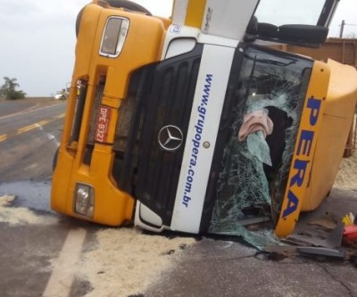  Carreta tomba e interdita pista na rodovia Marechal Rondon