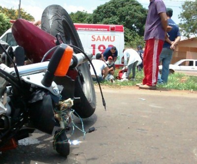 Condutor atropela motociclista, bate em carro e depois foge