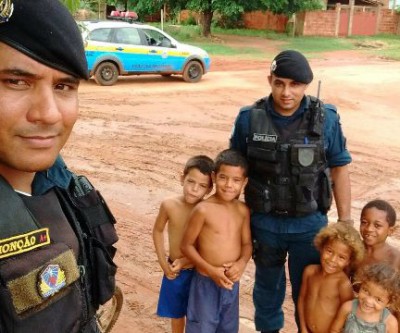 Policiais militares brincam com crianças no bairro Vila Verde