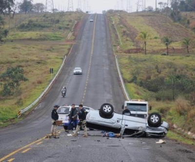 Duas pessoas morrem na BR-262; trânsito está interditado
