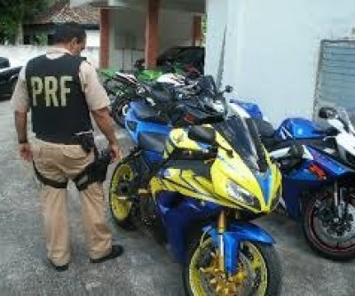 Motociclista com moto de alta cilindrada é flagrado em bafômetro e teve que ser contido pela PRF durante sua detenção 