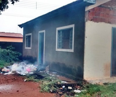 Sem teto ateia fogo em lixo e quase incendeia casa abandonada 