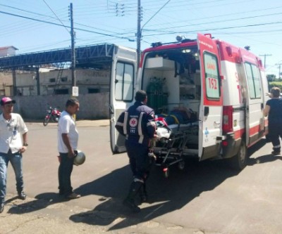 Motorista foge depois de invadir preferencial e bater em motociclista