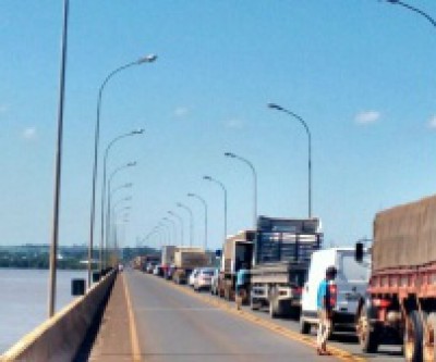 Protesto contra o governo Dilma bloqueia ponte na divisa com SP