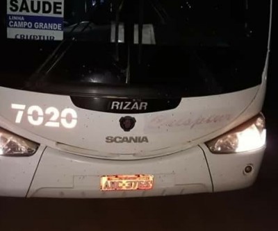 Pneu de ônibus fura e pacientes de Três Lagoas ficam na BR-262 aguardando resgate