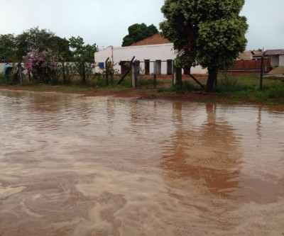 Morador denuncia “Boca de Lobo” entupida e mostra problemas após chuva 