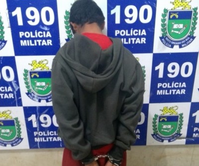 Jovem furta bicicleta, porém policial flagra o crime e o impede de fugir