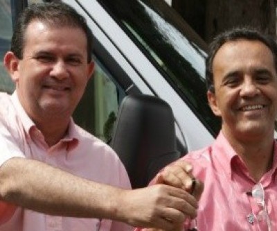 Eduardo Rocha presta homenagem ao pastor Marcos da Igreja Peniel 