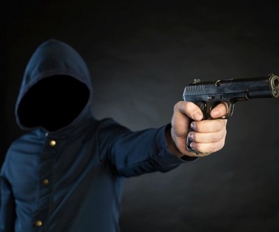 Vigilante é feito refém enquanto condomínio é roubado por homens armados