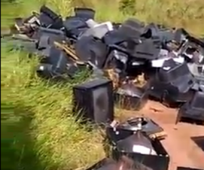 Lixo eletrônico é descartado em matagal às margens da BR-262