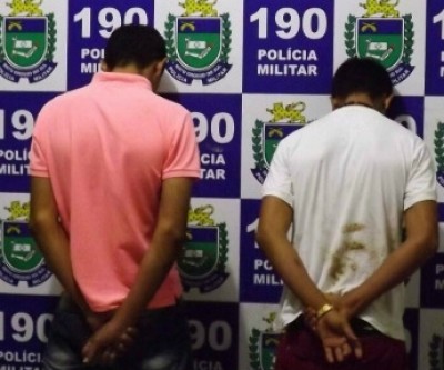 Jovens suspeitos de venderem drogas perto de bar são presos pela Polícia Militar 