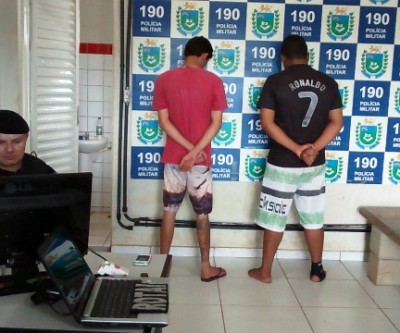 Dupla é presa com maconha e moto sem documento