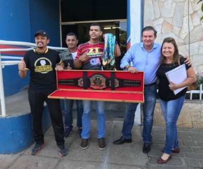 Eduardo Rocha parabeniza lutador de braço tres-lagoense por conquistar cinturão